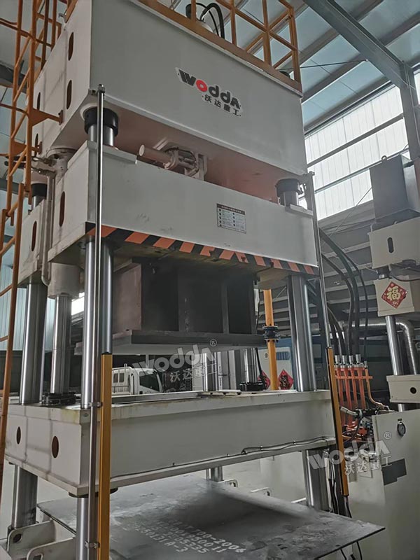 蛭石板成型液压机现场