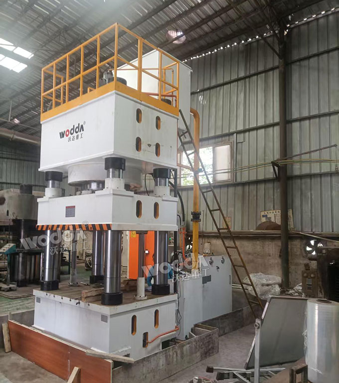 1600吨四柱压力机安装完成 1600吨四柱压力机安装完成