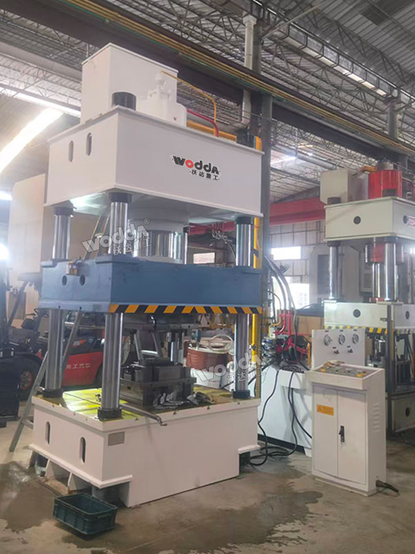 400吨四柱液压机