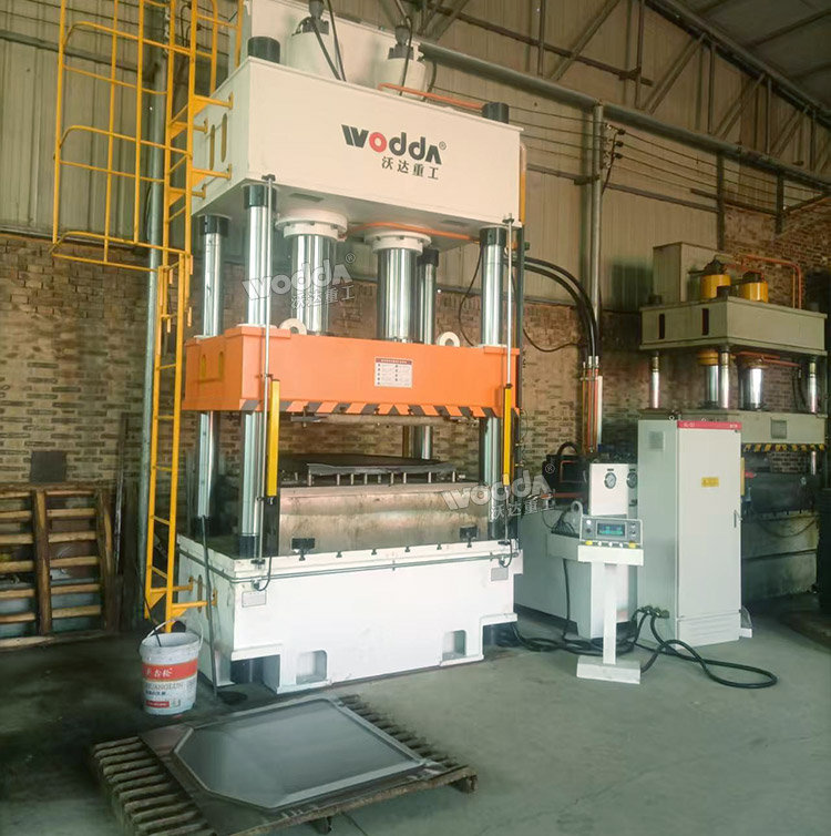 400吨四柱压力机