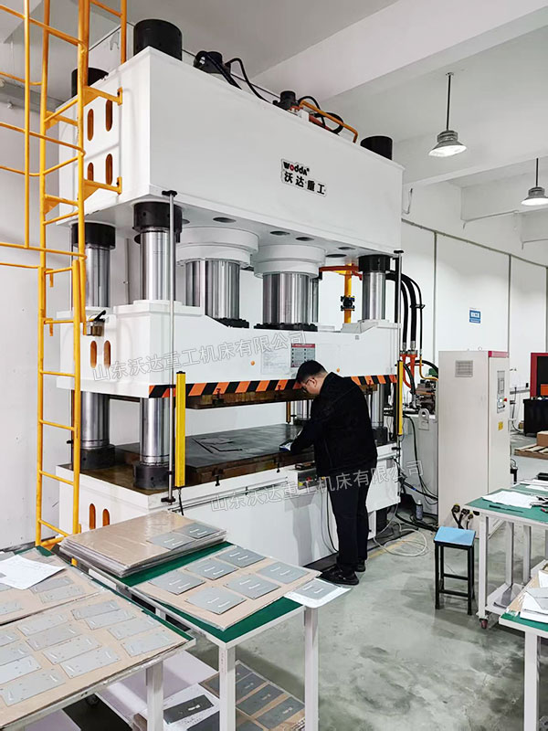 800吨四柱压力机试机现场