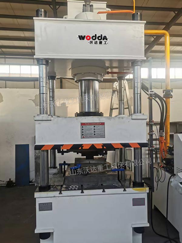 200吨四柱压力机安装完成 200吨四柱压力机安装完成