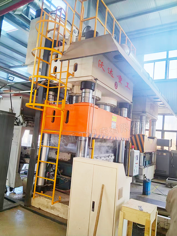 1600吨四柱液压机