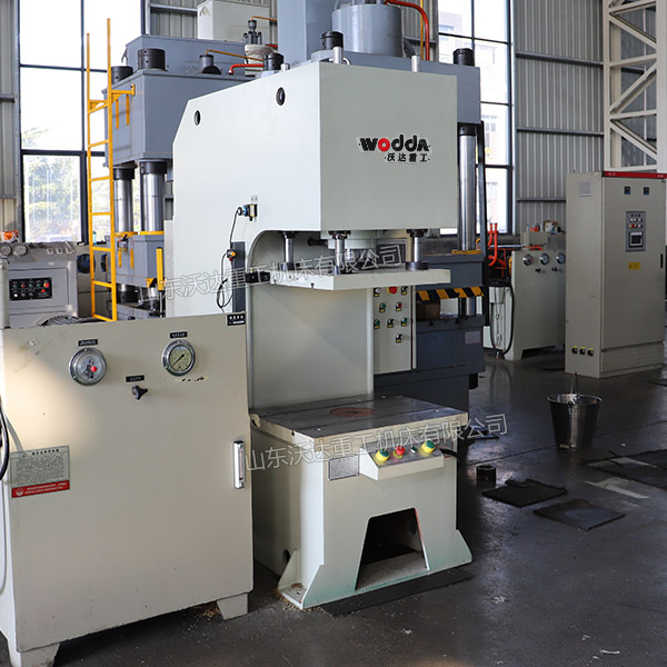 40吨单臂液压机车间实物 40吨单臂液压机车间实物