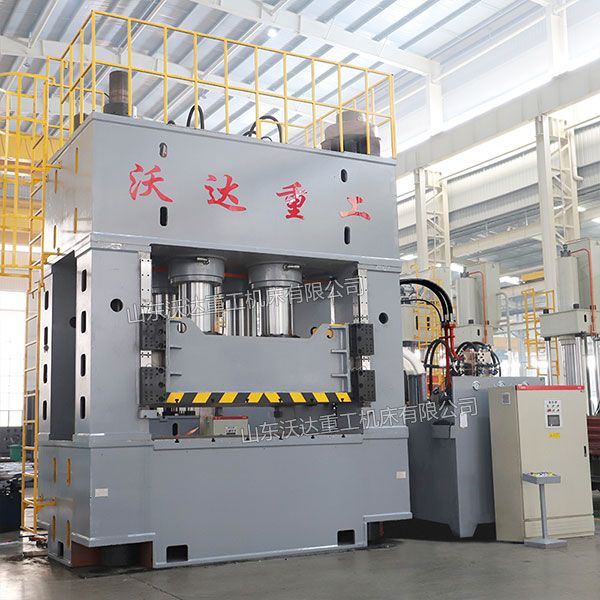 2000吨框架式液压机车间实物