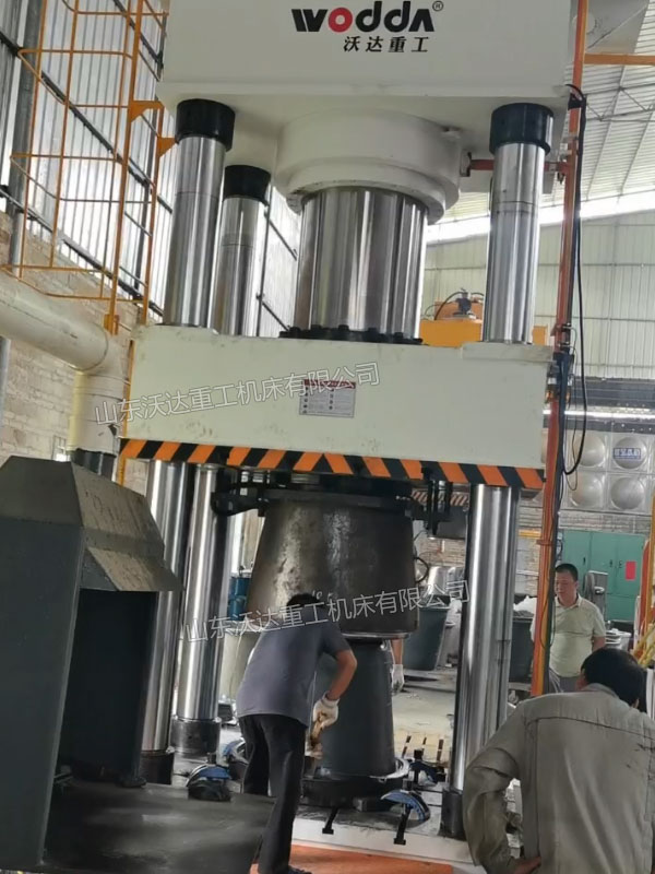 1200吨四柱液压机模压塑料水缸