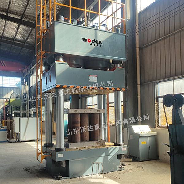 1600吨四柱液压机现场