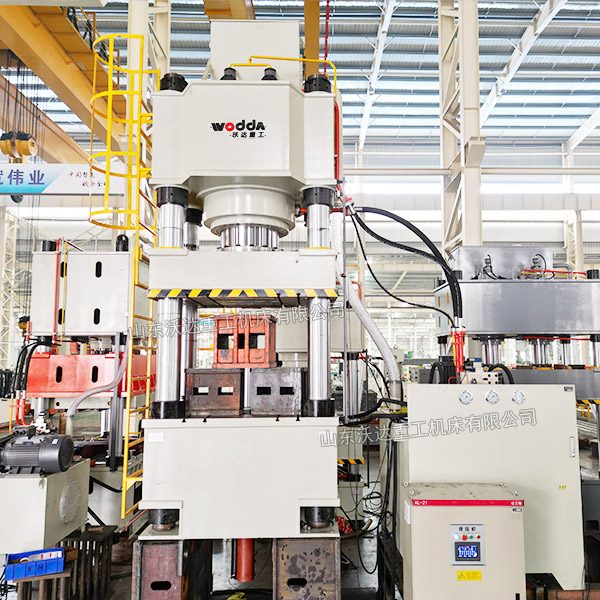 1000吨陶瓷粉末成型液压机车间实物