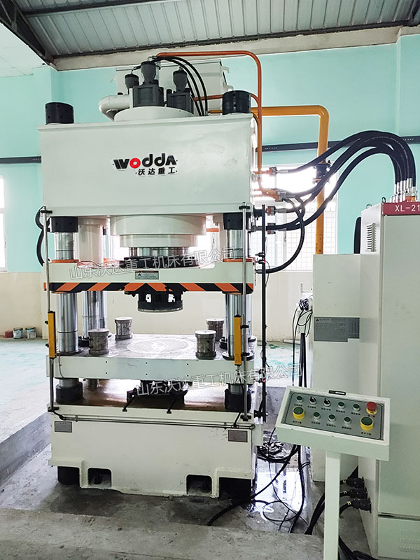 630吨陶瓷粉末成型液压机现场