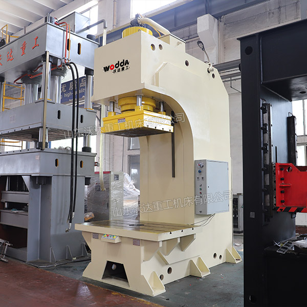 400吨单臂液压机车间实物 400吨单臂液压机车间实物