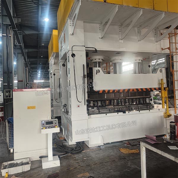 630吨框架式压力机试机