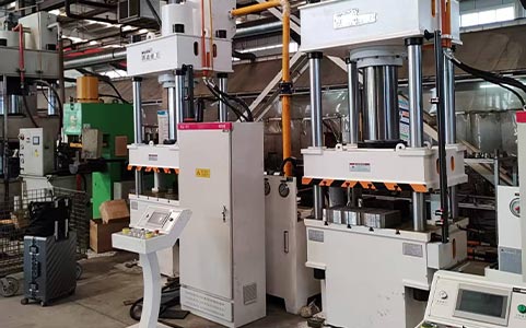 315吨四柱压力机交付武汉汽车工厂完成安装调试