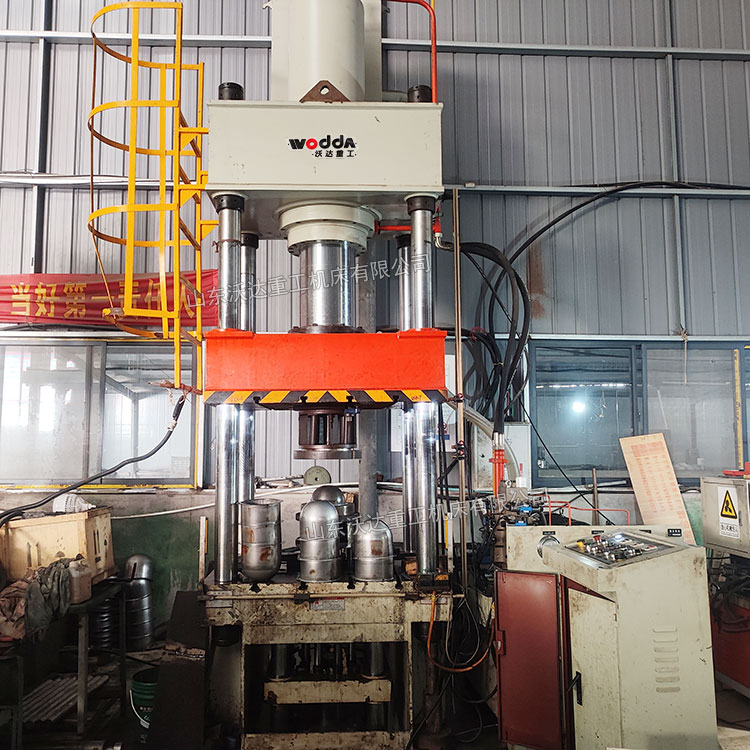 315吨不锈钢内胆拉伸成型液压机现场