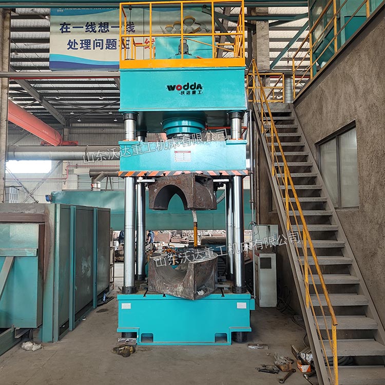 630吨热压弯头成型液压机现场 630吨热压弯头成型液压机现场