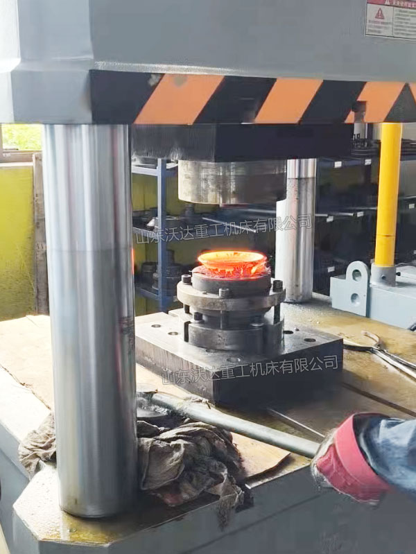 315吨热锻液压机压制法兰成型