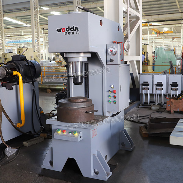 100吨单臂液压机车间实物