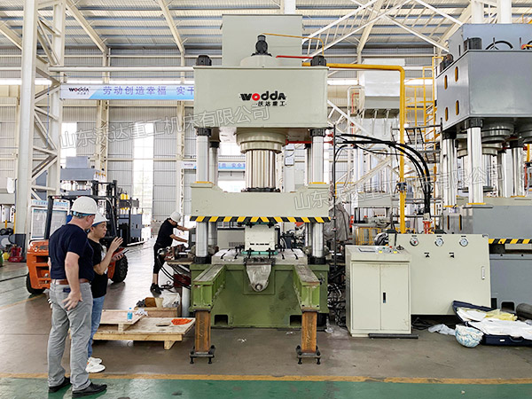 630吨防弹头盔成型液压机