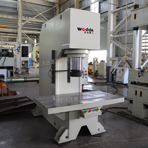 200吨单柱液压机