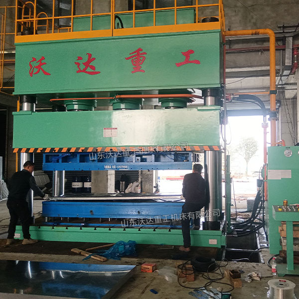 1250吨四柱液压机冲压不锈钢水箱板现场