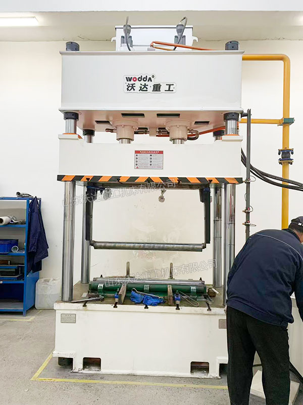 200吨高压电控箱成型液压机现场 200吨高压电控箱成型液压机现场