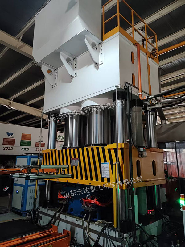 3000吨四柱液压机模压塑料托盘现场 3000吨四柱液压机模压塑料托盘现场