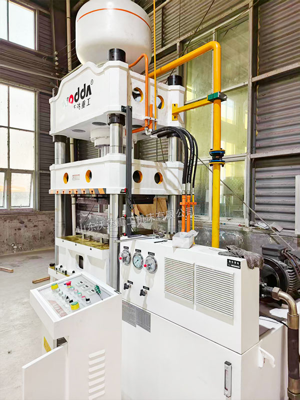 315吨四柱液压机现场 315吨四柱液压机现场