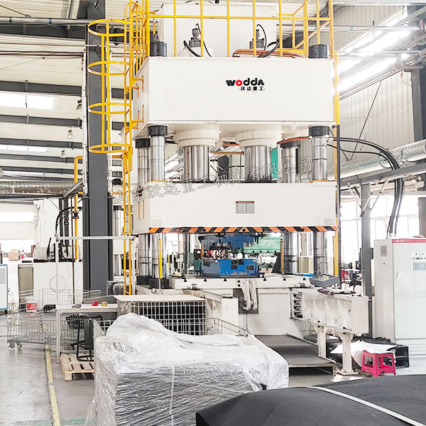 500吨汽车内饰件成型液压机现场