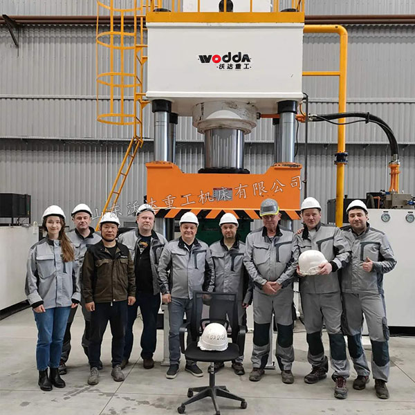 1000吨防弹头盔成型液压机验收完成