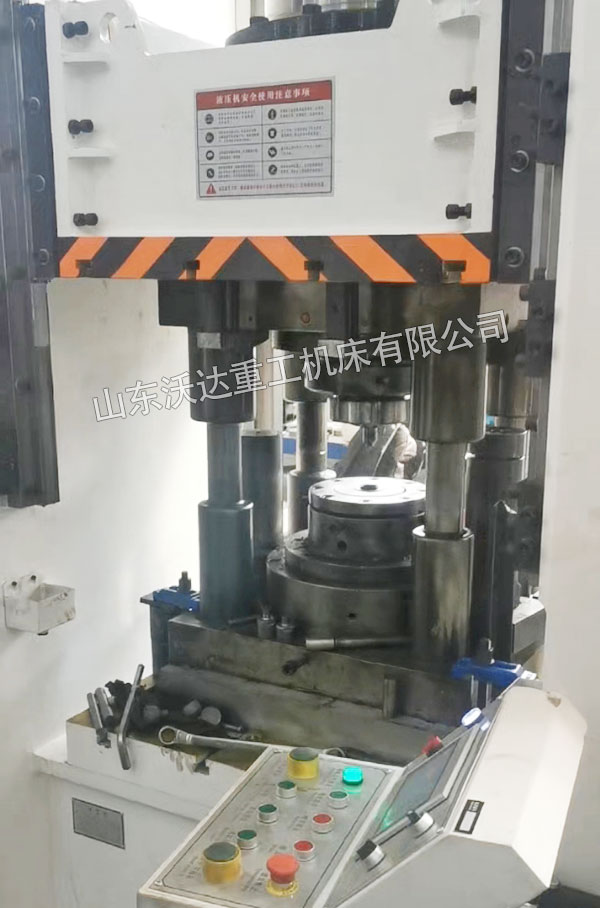 315吨框架式液压机冷压铝制拉杆成型