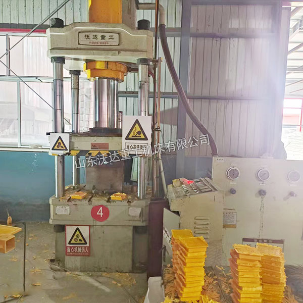 315吨树脂地砖成型液压机