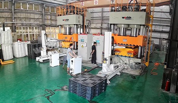 塑料托盘液压机现场 塑料托盘液压机现场