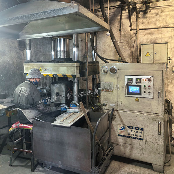 200吨汽车刹车皮成型液压机现场