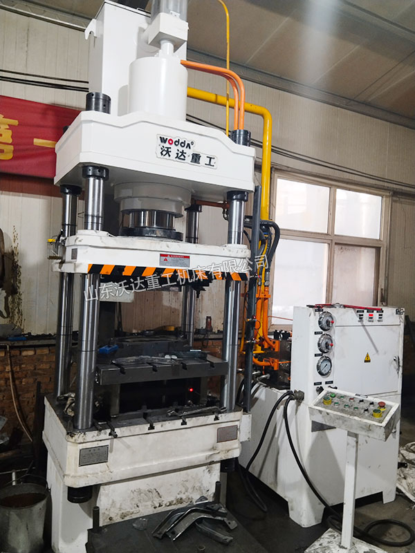 200吨汽车油箱支架成型液压机