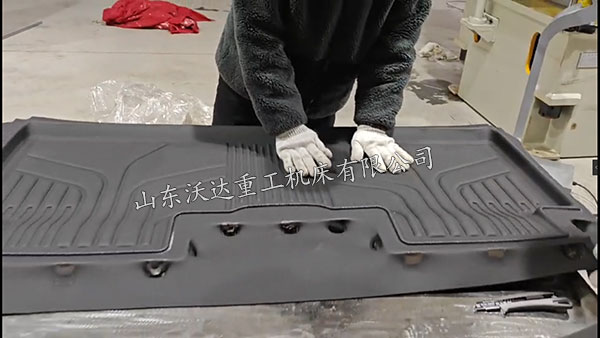 汽车脚垫热压成型