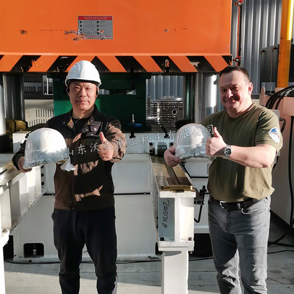 防弹头盔试模成功