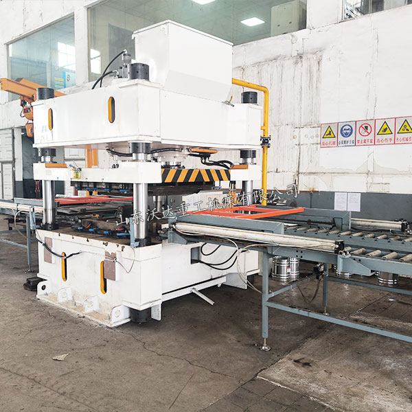 400吨火车门板整形液压机试机现场