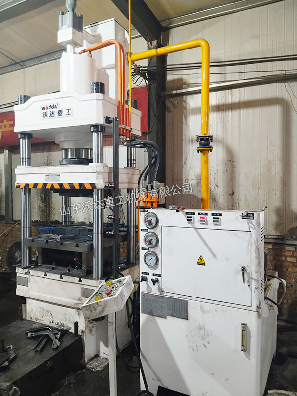 200吨四柱液压机试机现场