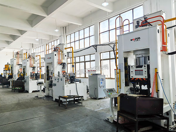 315吨汽车拉杆冷挤压液压机现场