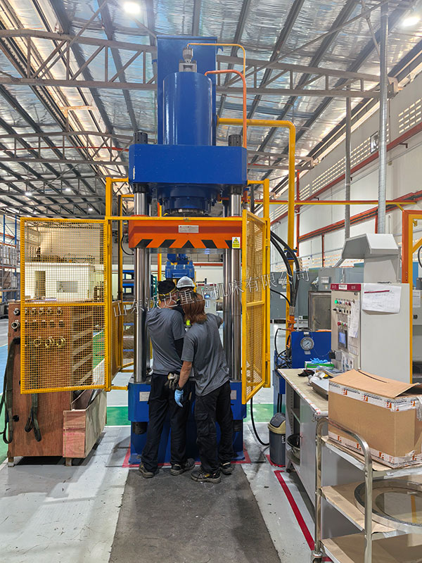 315吨石墨粉末成型液压机