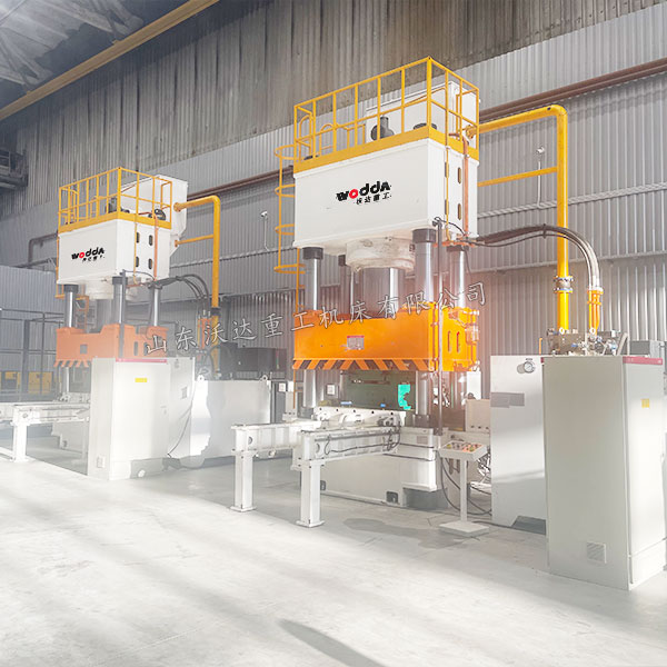 1000吨防弹头盔成型液压机现场