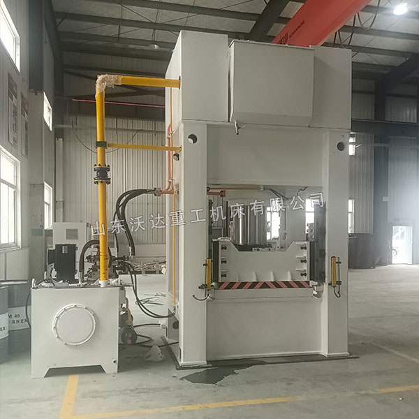 500吨框架式液压机安装完成 500吨框架式液压机安装完成