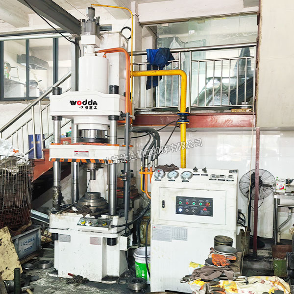 200吨四柱液压机