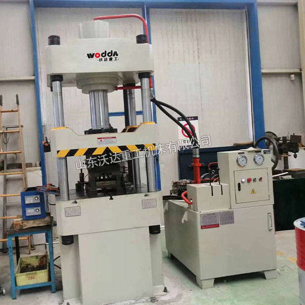 100吨四柱液压机