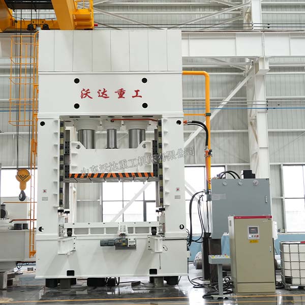 1250吨框架式液压机车间实物