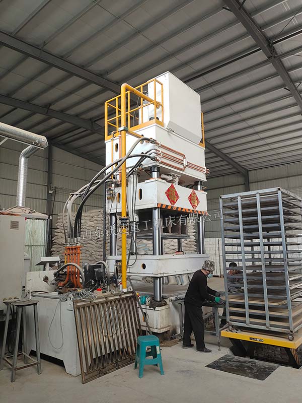 蛭石板成型液压机现场