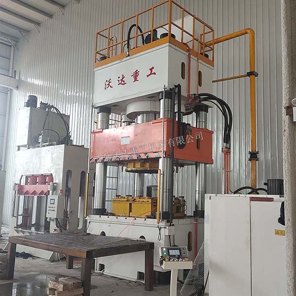 1800吨四柱液压机现场