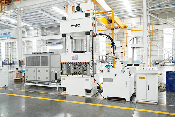 500吨防弹头盔成型液压机（车间试机）