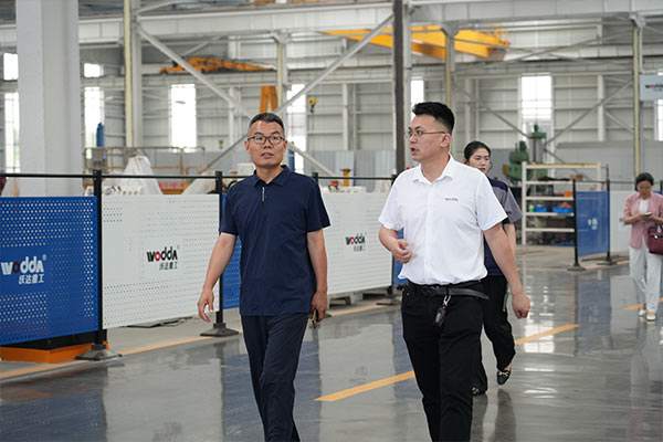 参观加工车间