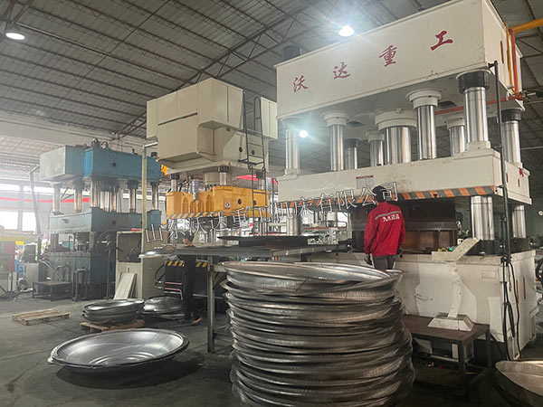 1000吨不锈钢水桶盖拉伸液压机现场