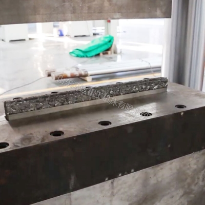 500吨海绵钛成型液压机